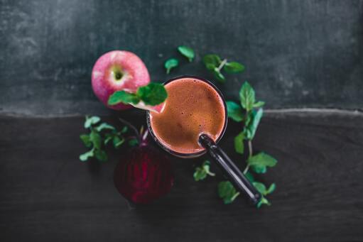 Ovocné smoothie na tmavém pozadí