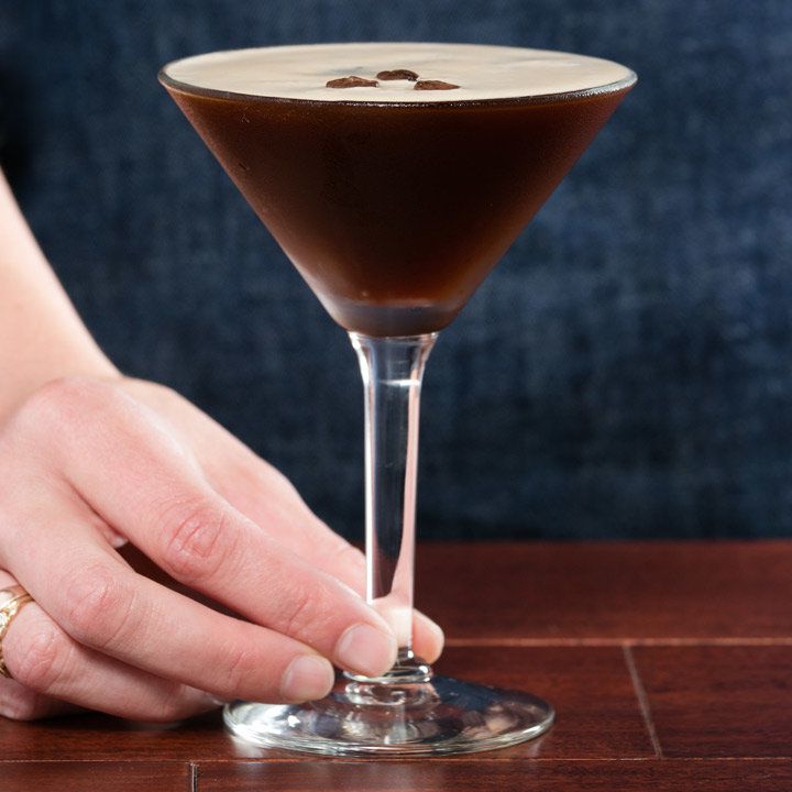 Espresso Martini ozdobené kávovými zrny