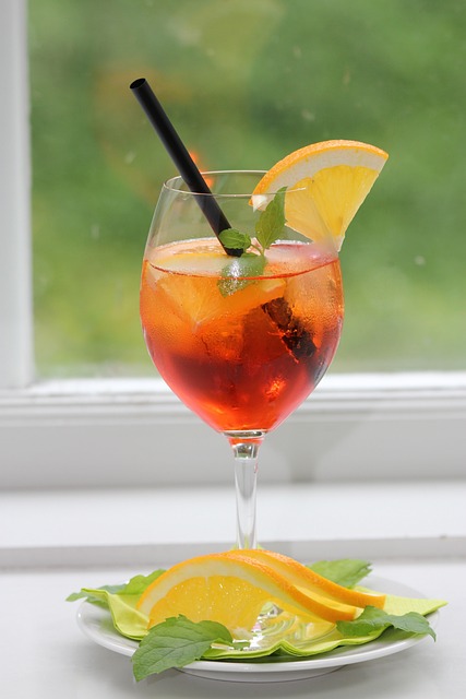 Aperol s limonádou dozdobený mátou a citronem