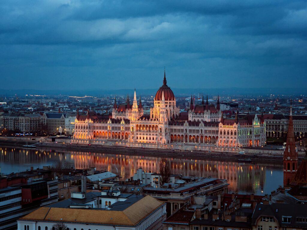 Pohled na budapešťský parlament, nepřehlédnutelnou památku města
