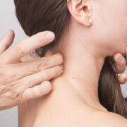 dívka u fyzioterapeuta (bolest krční páteře)