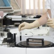 laboratoř (testovací centrum, odběr vzorku)