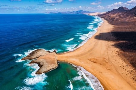 Dlouhá písečná pláž na Fuerteventuře z ptačí perspektivy