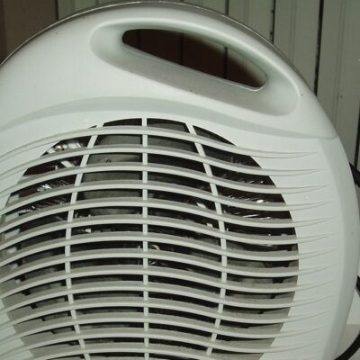 Elektrický teplovzdušný ventilátor s mřížkou a přívodním kabelem