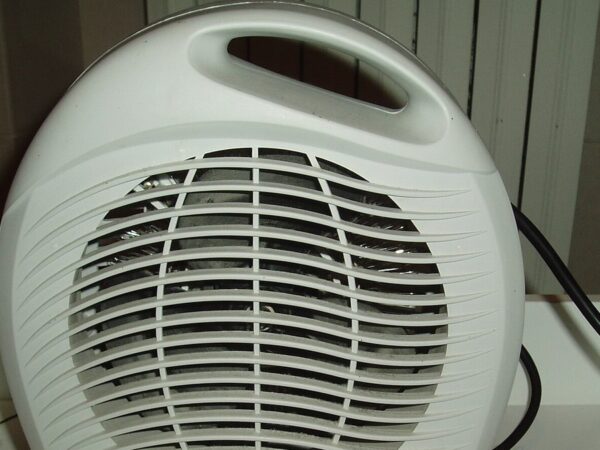 Elektrický teplovzdušný ventilátor s mřížkou a přívodním kabelem