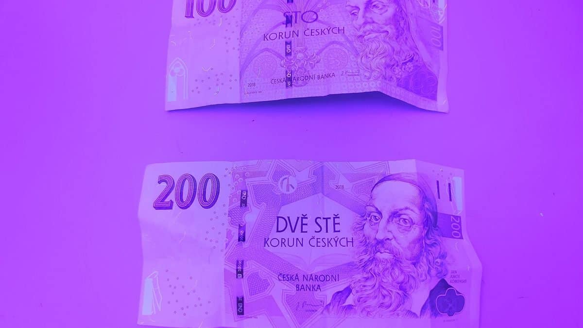 Bankovky 100 a 200 Kč na stole