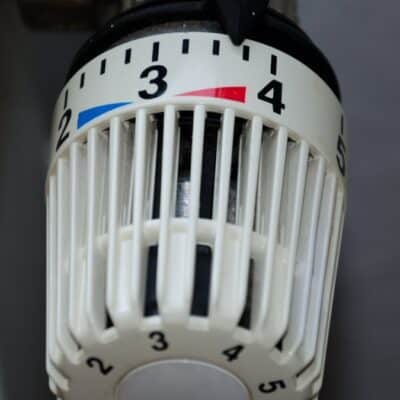 Termostatická hlavice na radiátoru nastavená na stupeň 3