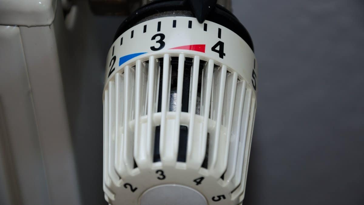 Termostatická hlavice na radiátoru nastavená na stupeň 3