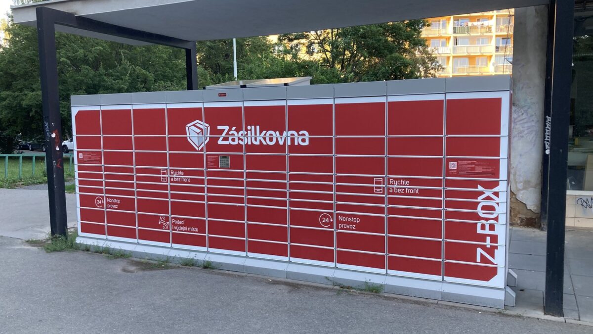 Výdejní box Zásilkovny na sídlišti v Praze