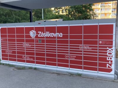 Výdejní box Zásilkovny na sídlišti v Praze