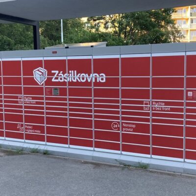 Výdejní box Zásilkovny na sídlišti v Praze