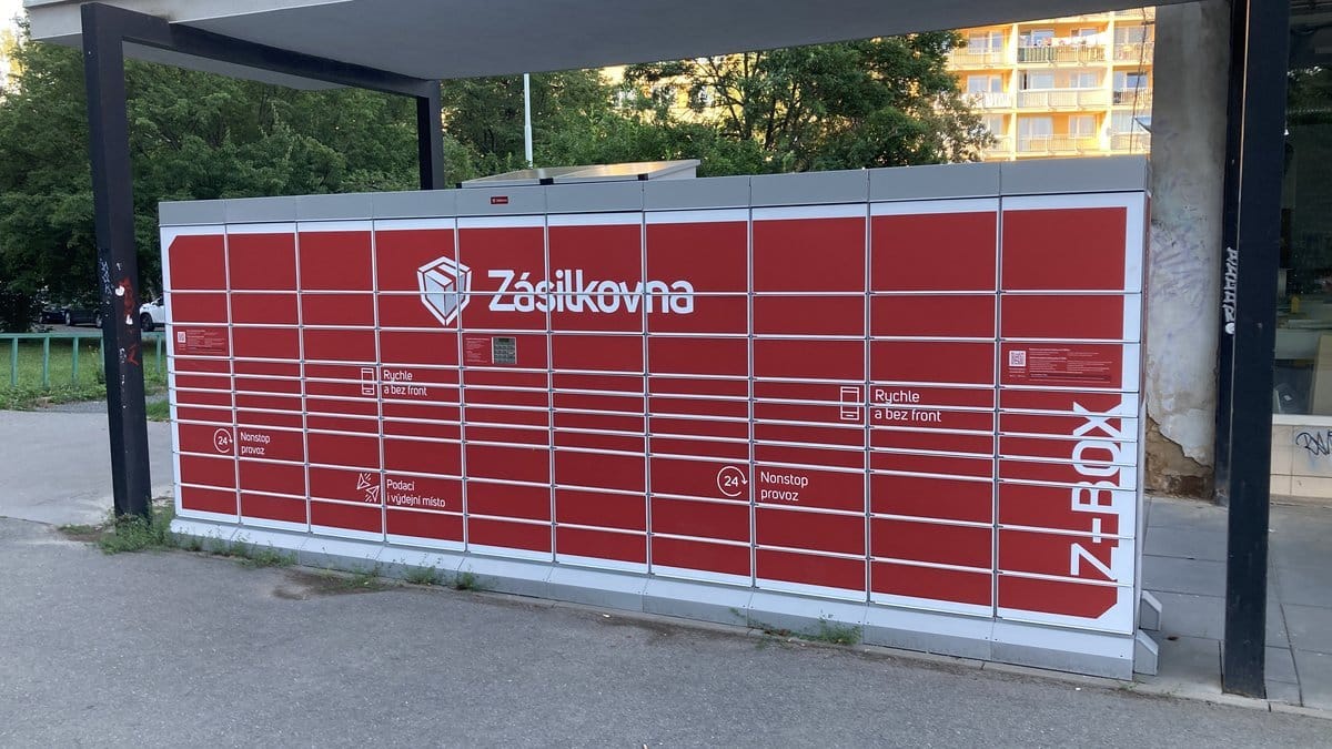Výdejní box Zásilkovny na sídlišti v Praze