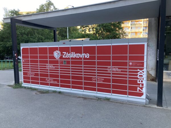 Výdejní box Zásilkovny na sídlišti v Praze